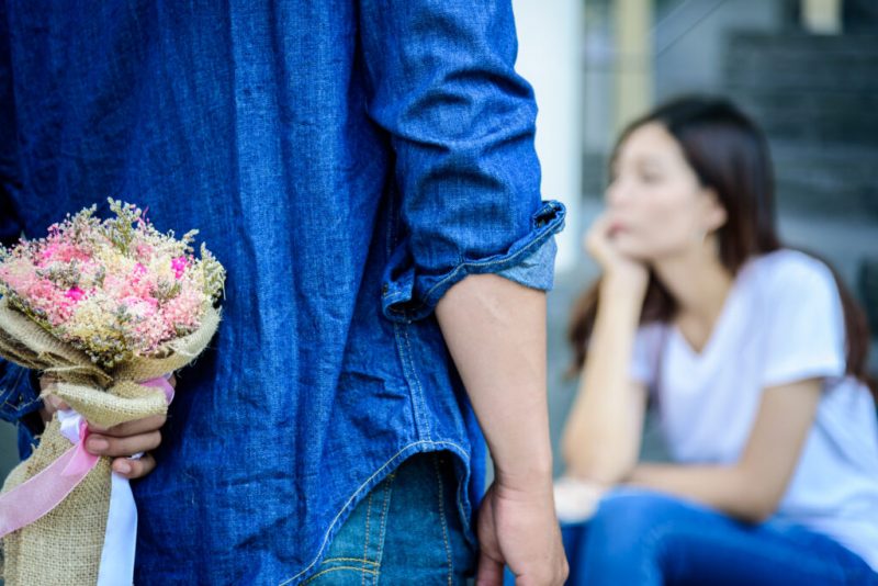 Hình xin lỗi người yêu tặng hoa làm hòa
