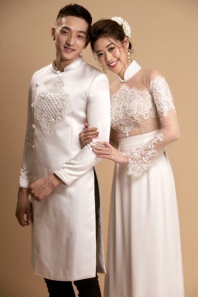 Mẫu áo dài cưới cách tân hai vợ chồng màu trắng