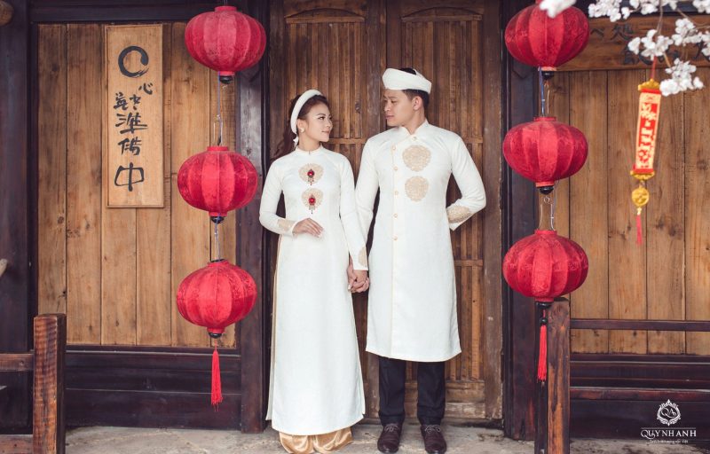 Mẫu áo dài cưới trắng hai vợ chồng
