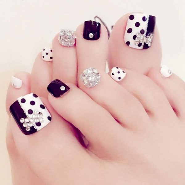 Mẫu nail chân đẹp chấm bi