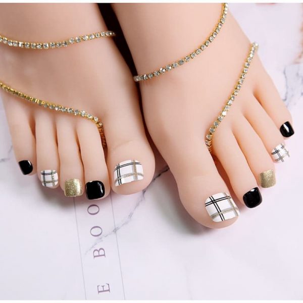 Mẫu nail chân đẹp kẻ sọc mới