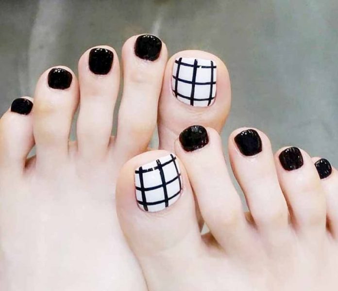 Mẫu nail chân đẹp màu đen