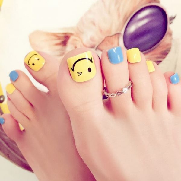 Mẫu nail chân đẹp vàng phối xanh