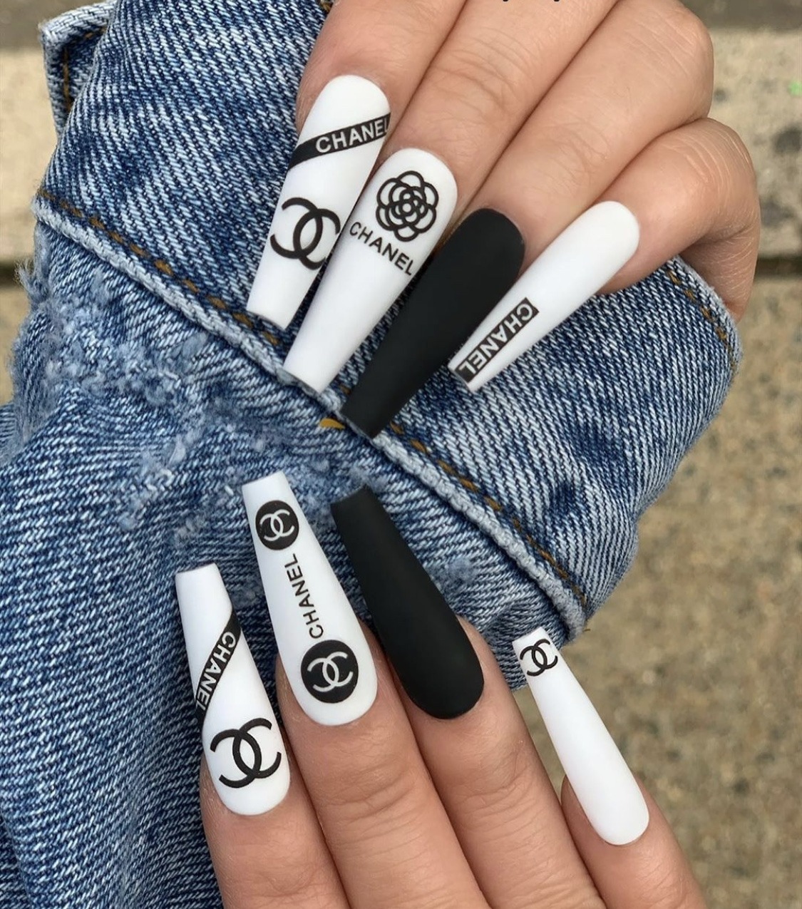 Nail Chanel thời thượng: Cùng khám phá màn thể hiện nghệ thuật móng tay đầy tinh tế và thời thượng với bộ sưu tập Nail Chanel mới nhất. Với đa dạng màu sắc và họa tiết, chắc chắn bạn sẽ tìm được điều gì đó phù hợp với phong cách của mình.