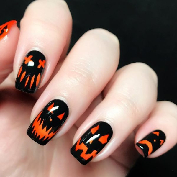 Thiết kế móng tay Halloween nền đen với màu cam