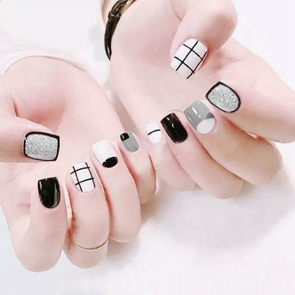Mẫu nail Hàn Quốc ca rô đen trắng