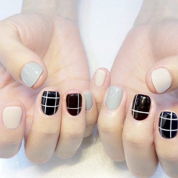 Mẫu nail Hàn Quốc đen ca rô kết hợp cùng màu nhạt