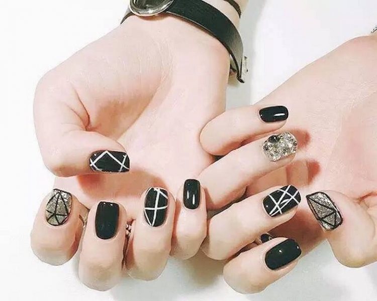 Mẫu nail Hàn Quốc kẻ sọc sang trọng