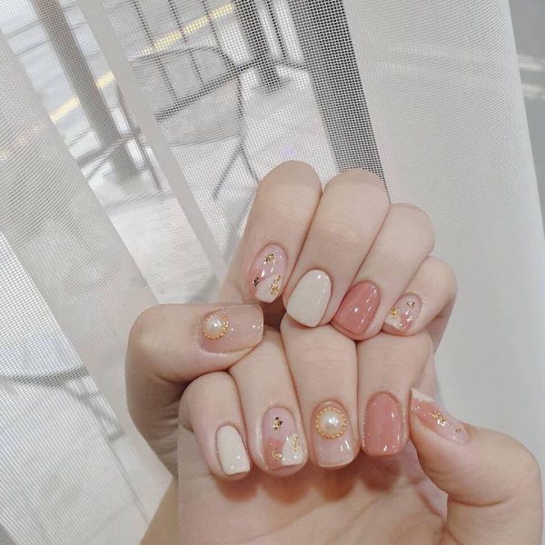 Mẫu nail Hàn Quốc màu hồng nhạt đính đá