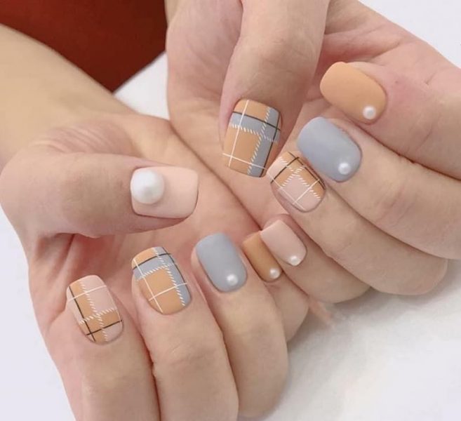 Mẫu nail Hàn Quốc màu màu son họa tiết ca rô đính đá