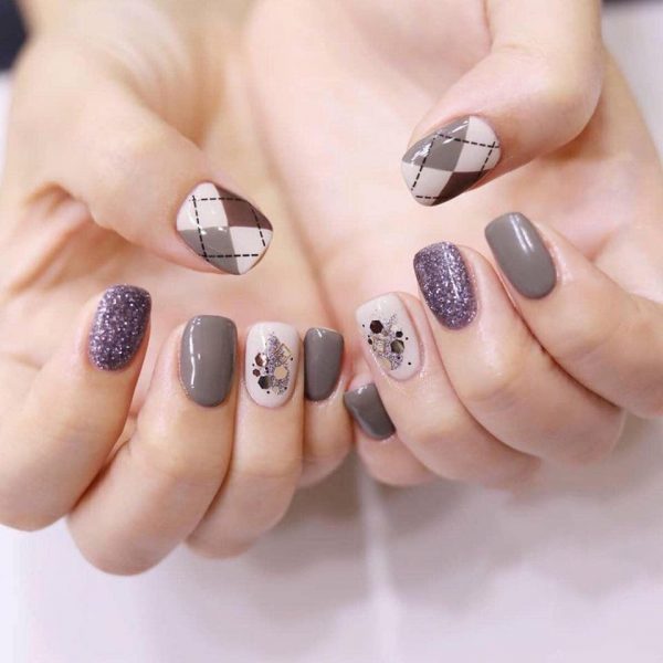 Mẫu nail Hàn Quốc nâu kết hợp ca rô kim tuyến