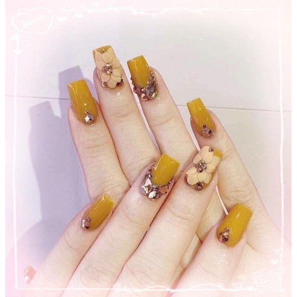 Mẫu nail Hàn Quốc vàng nâu đính đá