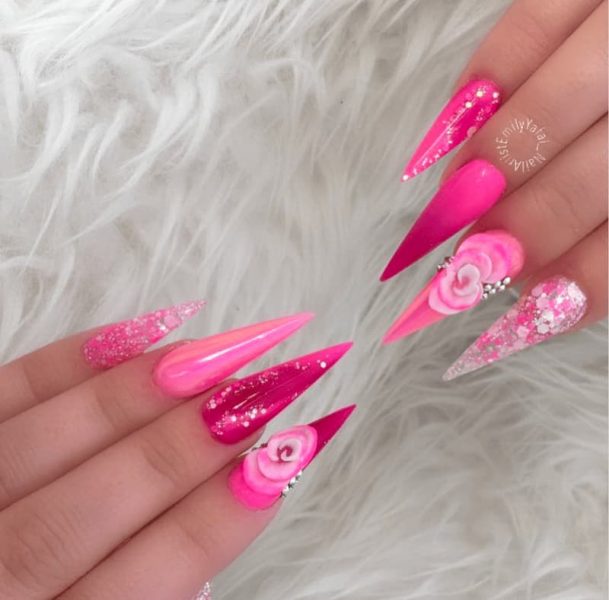 Mẫu nail móng nhọn màu hồng họa tiết hoa