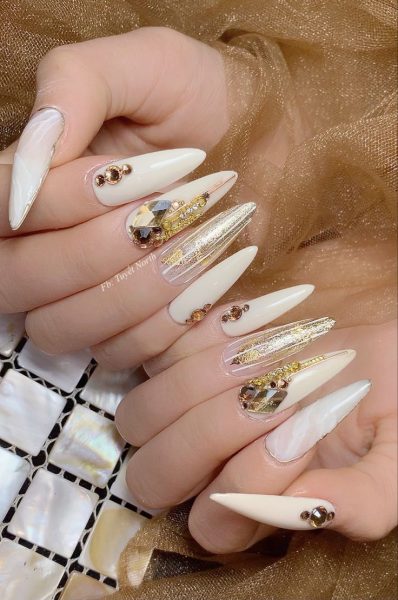 Mẫu nail trắng đính đá