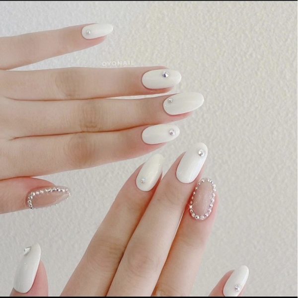 Những mẫu nail màu trắng sữa