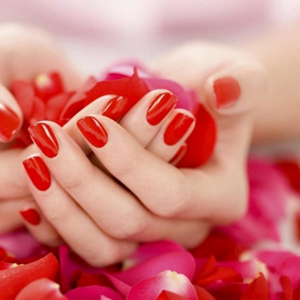 Sơn móng tay màu đỏ tươi
