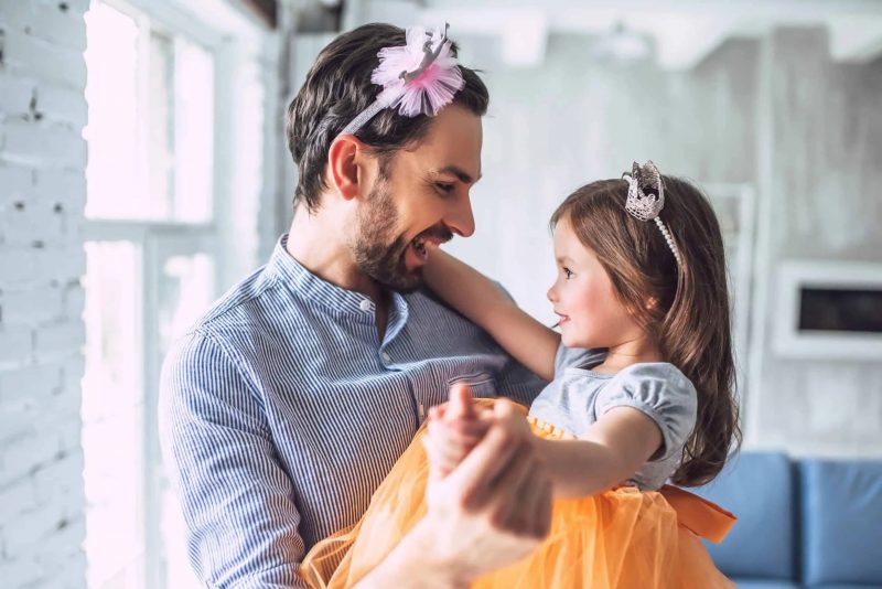 ảnh cha con gái bố cùng làm trò vui cùng con
