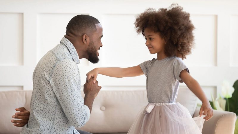 ảnh cha và con gái nắm tay nhau cười