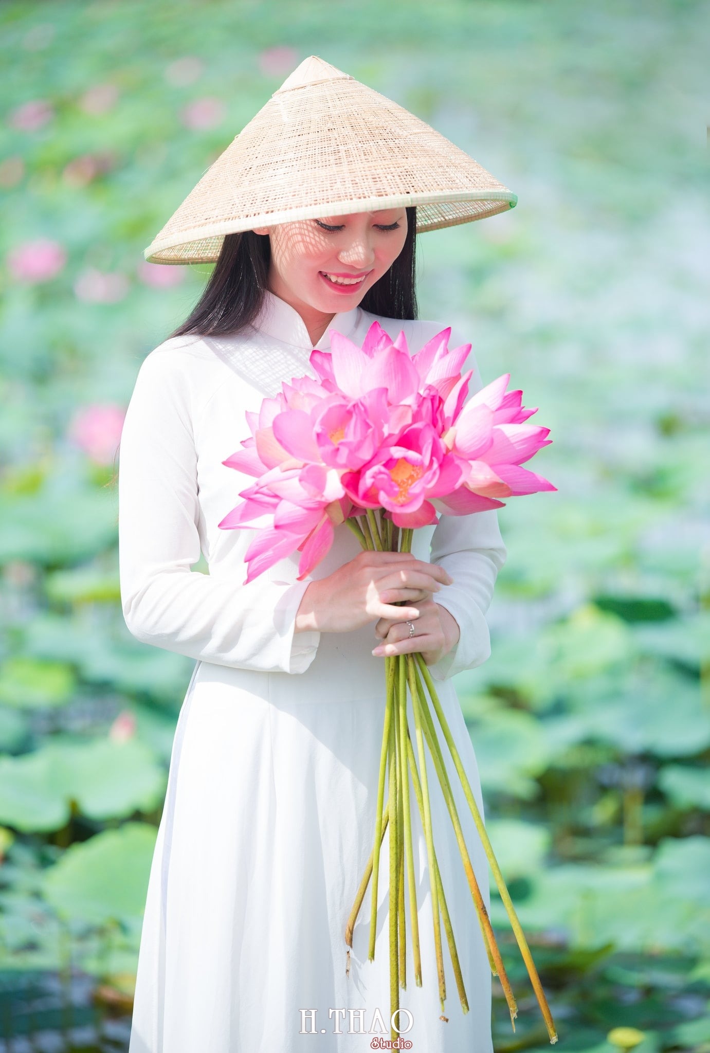 Hoa sen là biểu tượng văn hóa đặc trưng của Việt Nam, mang đến những giá trị tinh thần cao đẹp như sắc thái bình an, sự thanh thoát và đẹp đẽ. Hình ảnh hoa sen sẽ khiến bạn mê mẩn với sắc trắng tinh khôi và hình dáng đầy tinh tế.