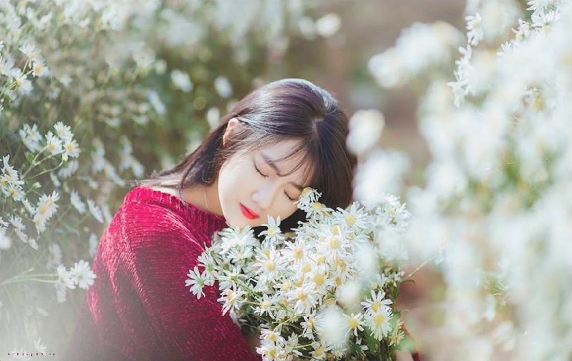 Bức ảnh cô gái cầm hoa duyên dáng này mang đến cho bạn một cảm giác ngọt ngào và lãng mạn. Hãy cùng chiêm ngưỡng vẻ đẹp khó cưỡng này trên bức hình.