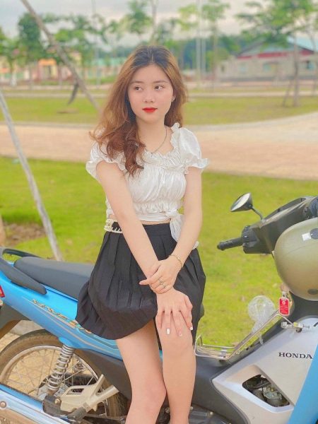 ảnh gái xinh váy ngắn ngồi trên xe máy