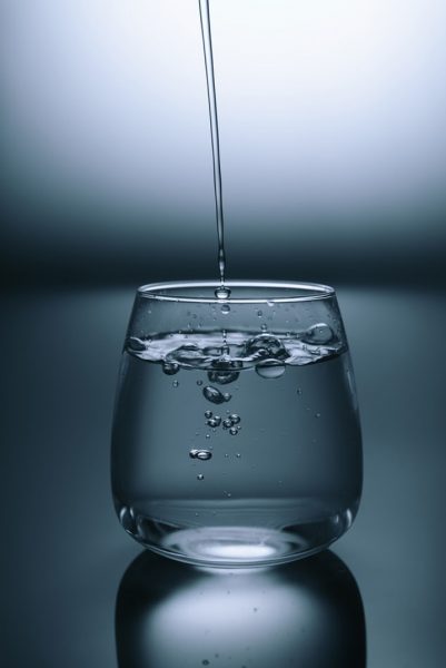 Giọt nước lấp lánh trong ly nước