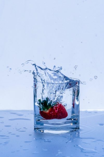 Hình ảnh giọt nước do quả dâu rơi vào cốc