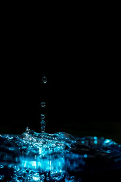 Hình ảnh một giọt nước bay lên khỏi mặt nước