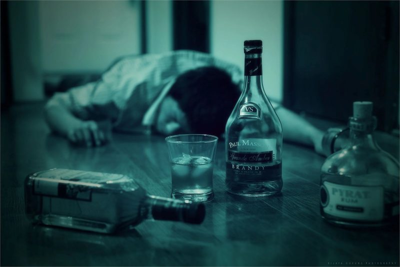 ảnh nhậu một mình bên nhiều chai rượu