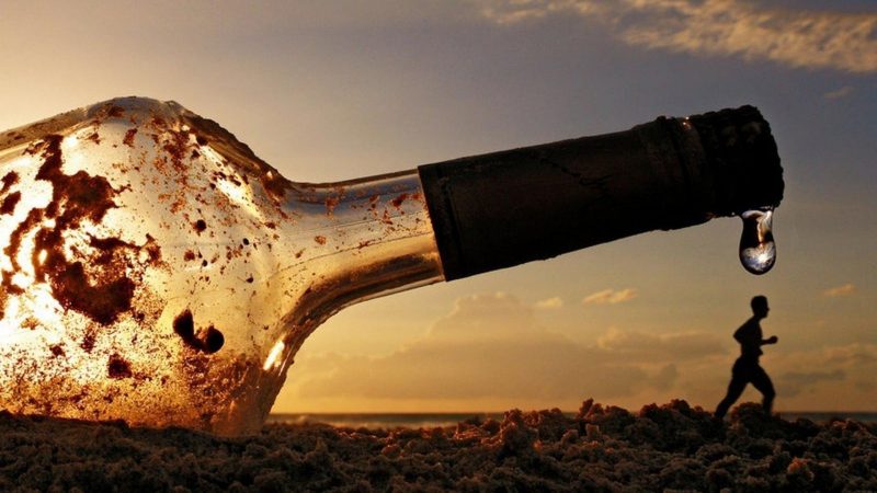 ảnh nhậu với chai rượu siêu to khổng lồ
