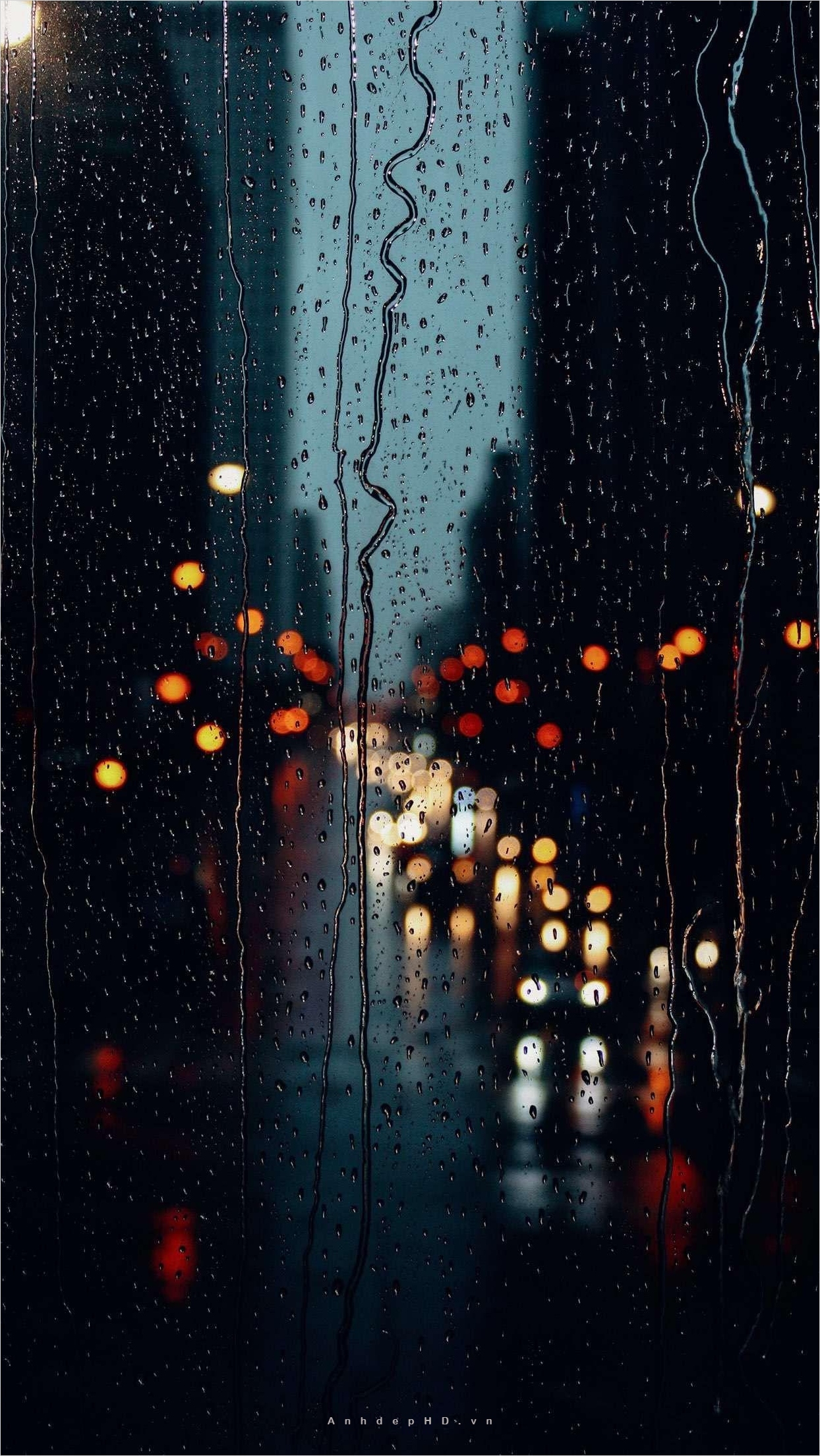 Mưa đêm là thứ khiến tâm trạng của ta trở nên buồn lạnh lẽo. Nhưng hãy để bức ảnh mưa đêm buồn lạnh lẽo đưa ta vào một thế giới riêng, nơi ta có thể tìm kiếm sự thoải mái trong suy nghĩ, cảm nhận khúc ca buồn với âm thanh mưa nhè nhẹ.