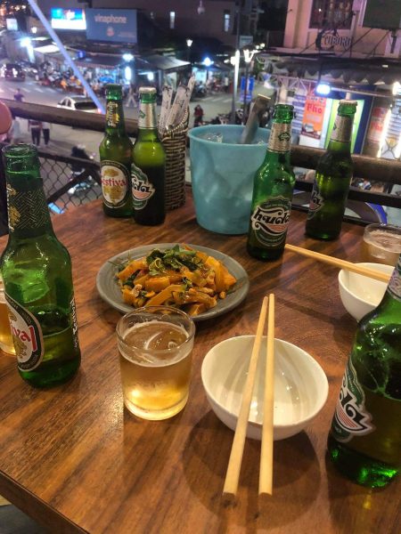 Hình ảnh nhậu bàn ăn đơn giản