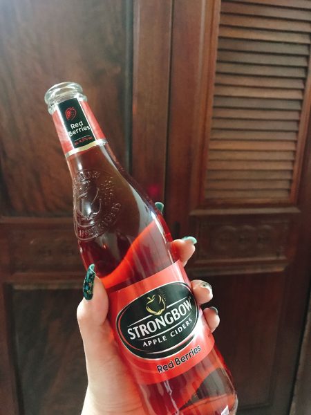 hình ảnh nhậu một mình với chai Strongbow