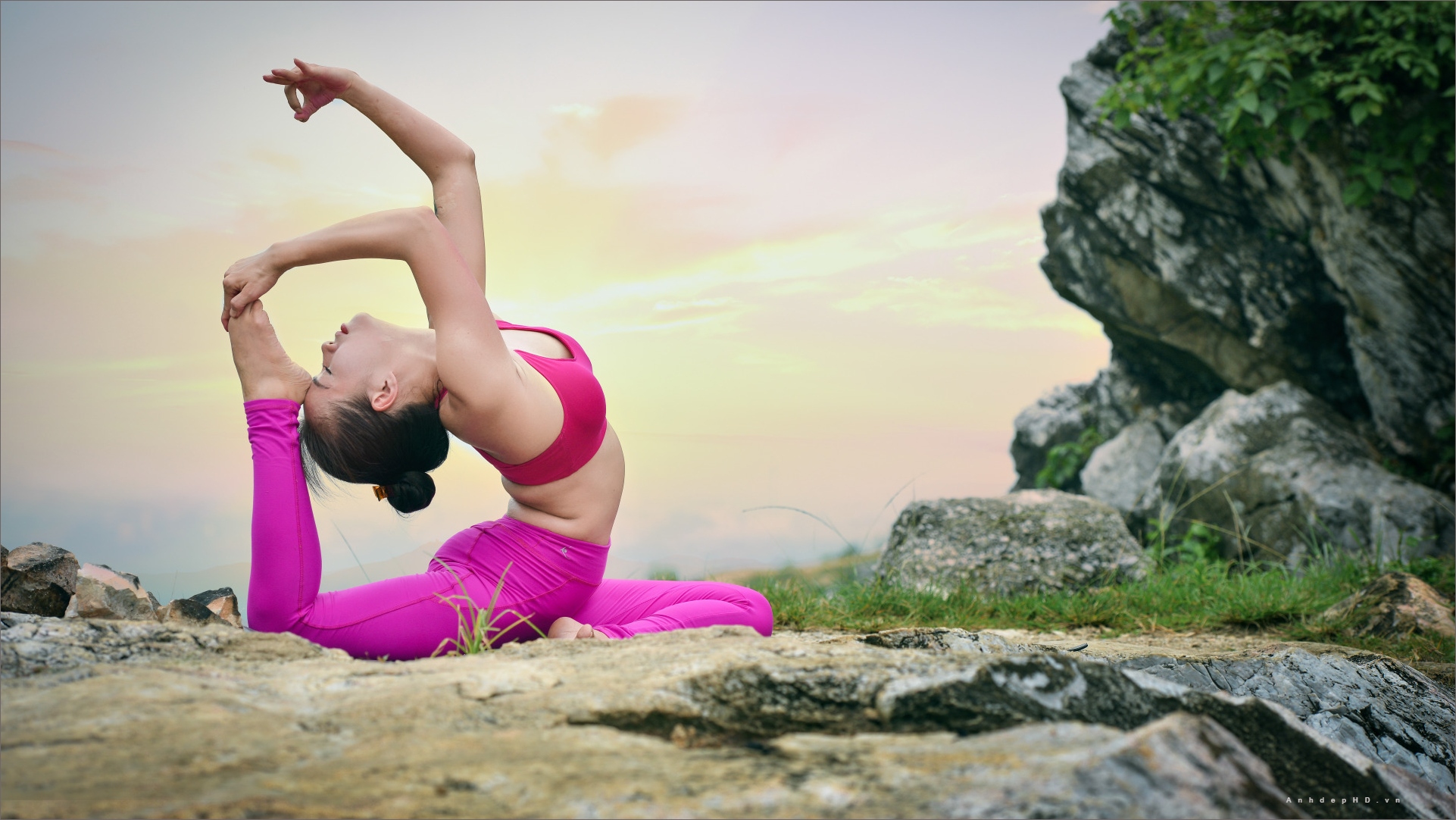 Những hình ảnh yoga đẹp sẽ khiến bạn thực sự mong muốn thử tập luyện yoga ngay lập tức. Từ các tư thế đơn giản cho đến những động tác phức tạp, tất cả đều được thể hiện đẹp đẽ và khéo léo. Xem ngay để cảm nhận sự đẹp của yoga.
