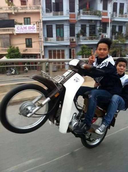 2 thanh niên bốc đầu xe máy với tốc độ 'bàn thờ' làm người đi đường ngã gãy  chân tay - 2sao