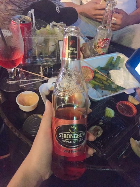 hình nhậu buồn với đồ ăn vặt