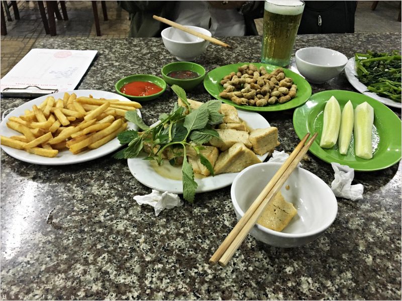 hình nhậu một mình bên đồ nhắm