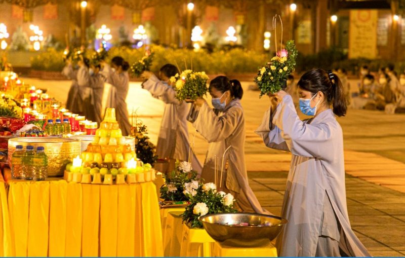 Ảnh Vu Lan Báo Hiếu dâng hoa cúng