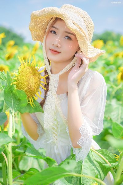 Schöne Mädchen- und Sonnenblumentapete