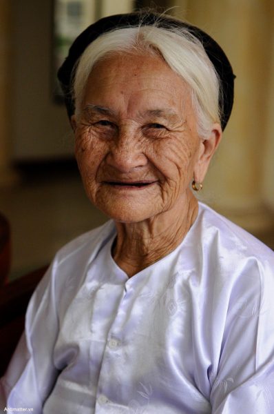 Hình ảnh mẹ già cười móm mém