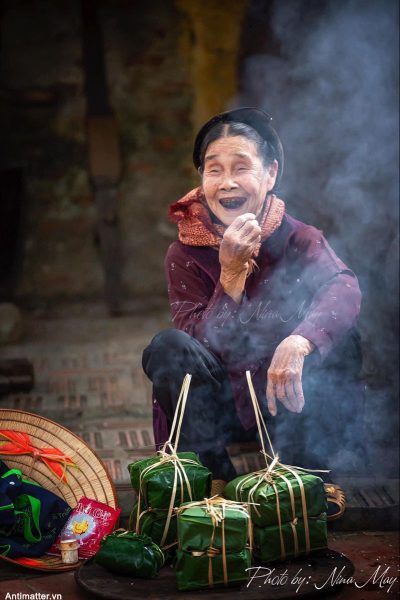 Hình ảnh mẹ già và những chiếc bánh chưng Tết