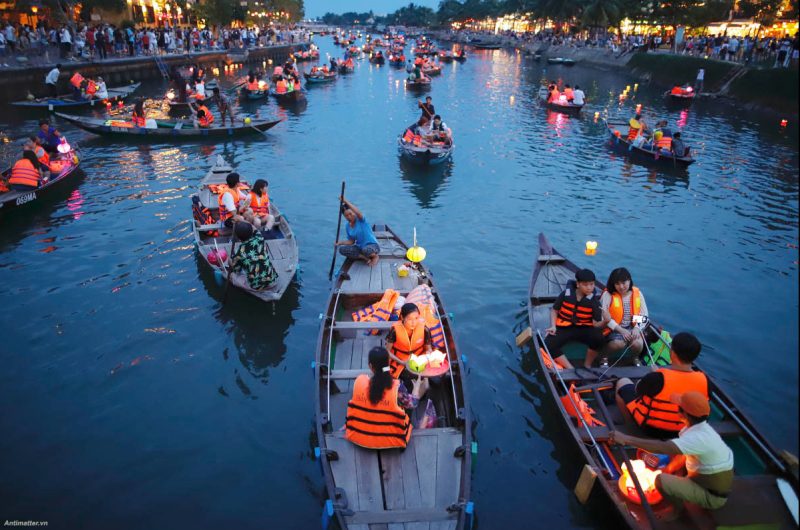 Hình ảnh vu lan báo hiếu thả hoa đăng trên sông
