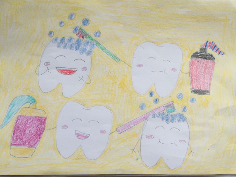 Vẽ tranh nha học đường đơn giản với những chiếc răng xinh xắn